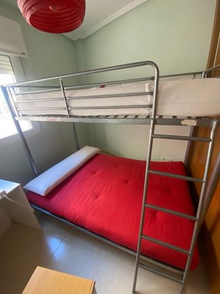 Litera con sofá cama rojo