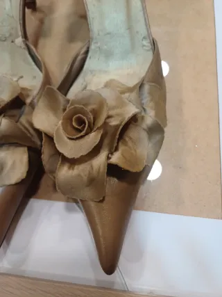 Zapatos dorados SANSE fiesta tacón