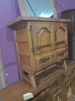 Aparador de madera con espejo