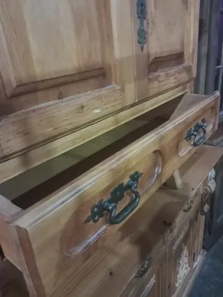 Aparador de madera con espejo