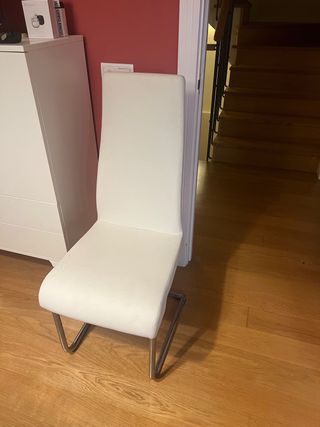 Seis Sillas blancas modernas y cómodas C/U 20 eur