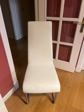 Seis Sillas blancas modernas y cómodas C/U 20 eur