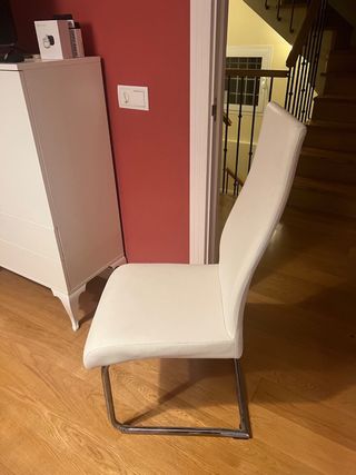 Seis Sillas blancas modernas y cómodas C/U 20 eur
