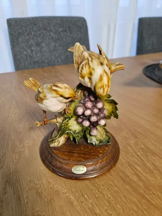 Figura de porcelana de pájaros