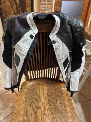 Chaqueta de moto cuero blanco y negro