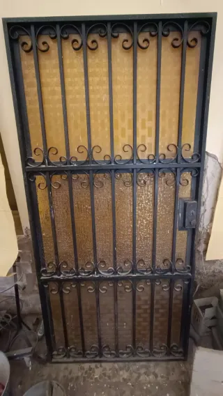 Puerta de forja con cristal