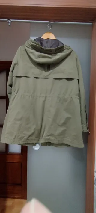 Parka Zara Basic verde militar.