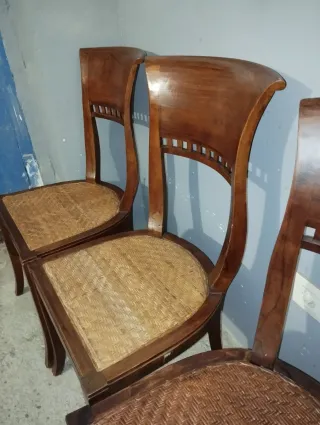 Juego de 4 sillas de madera y mimbre