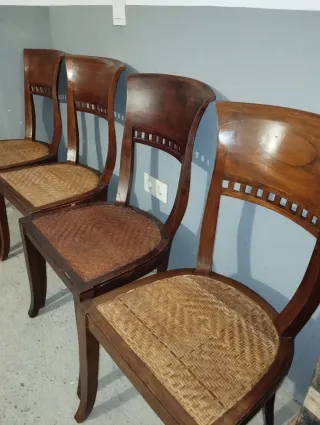 Juego de 4 sillas de madera y mimbre