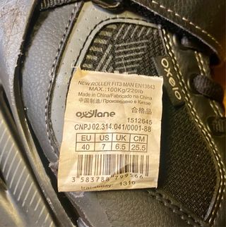 Patines en línea negros y protecciones