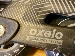 Patines en línea negros y protecciones