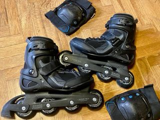 Patines en línea negros y protecciones
