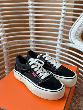 Zapatillas Levi's Negras y Blancas