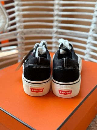 Zapatillas Levi's Negras y Blancas