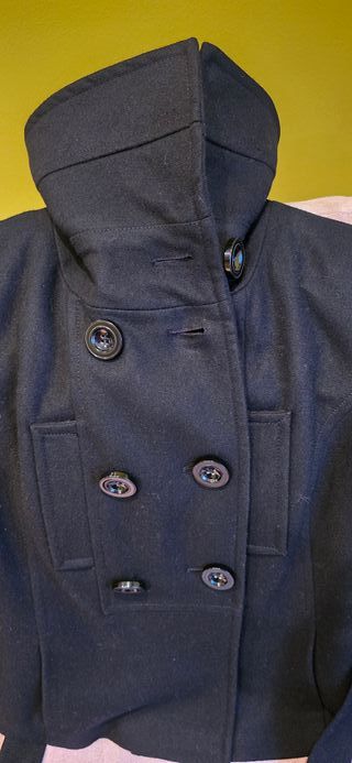 ABRIGO CORTO NEGRO CINTURÓN ZARA