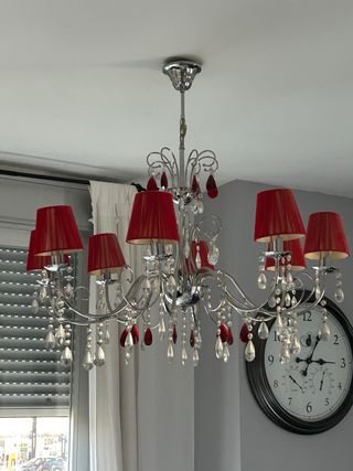 Elegante Lámpara Araña Roja y Cristal