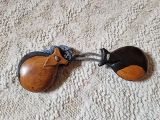 Castañuelas artesanales de madera veteada.