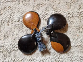 Castañuelas artesanales de madera veteada.
