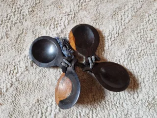 Castañuelas artesanales de madera veteada.