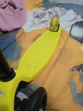 Patinete Kinskate 3 ruedas amarillo