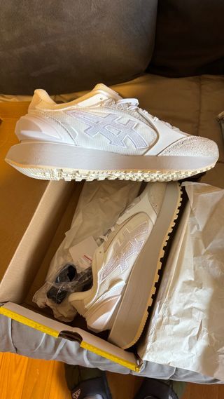 Zapatillas Asics Beige y Blancas