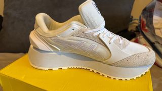 Zapatillas Asics Beige y Blancas