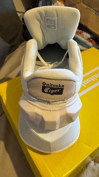 Zapatillas Asics Beige y Blancas