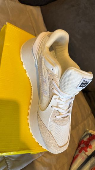 Zapatillas Asics Beige y Blancas