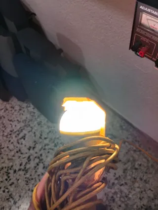 Lámpara de trabajo portátil amarilla