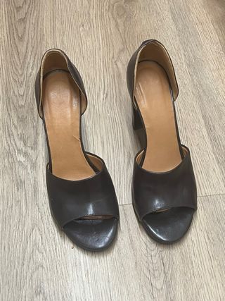 Zapatos de tacón de piel marrones