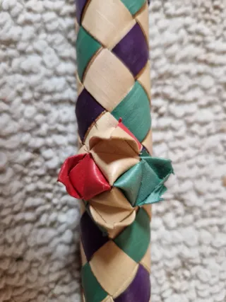 Flauta de bambú artesanal con funda trenzada.