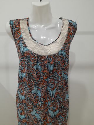 Vestido estampado floral con encaje