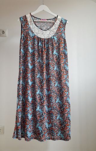 Vestido estampado floral con encaje