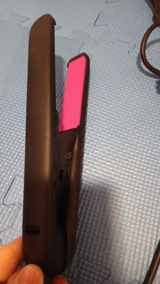 Plancha de pelo Philips rosa y negra