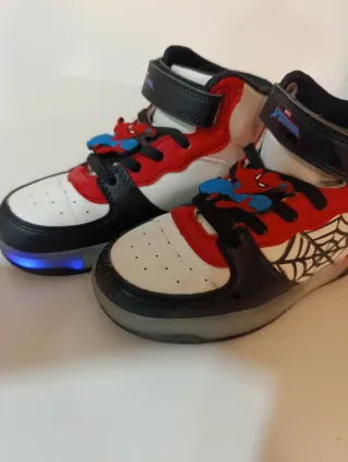 Botas Spiderman niño talla 29 con luz