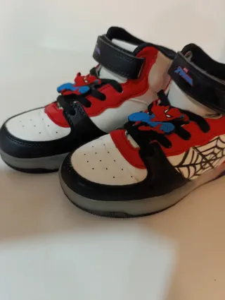 Botas Spiderman niño talla 29 con luz