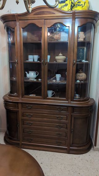 Vitrina de caoba con puertas de cristal