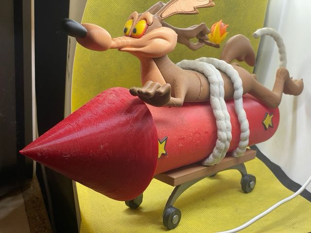 Figura Coyote en Cohete