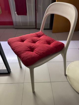 Mesa redonda IKEA DOCKSTA blanca y 4 sillas