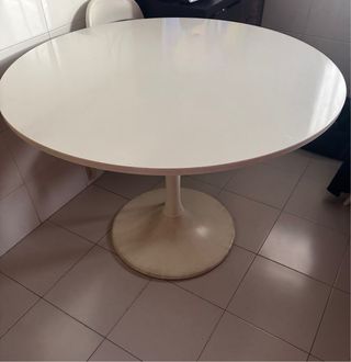 Mesa redonda IKEA DOCKSTA blanca y 4 sillas