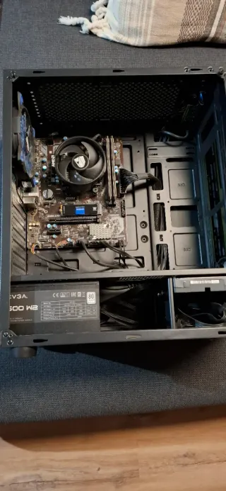 PC sobremesa. Ordenador torre.