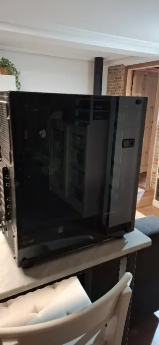 PC sobremesa. Ordenador torre.