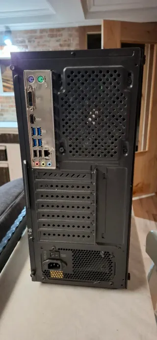 PC sobremesa. Ordenador torre.