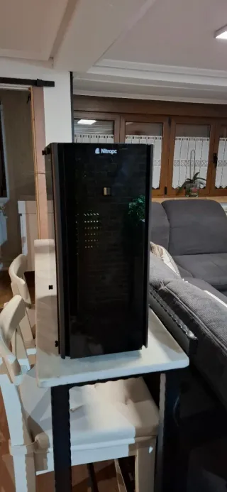 PC sobremesa. Ordenador torre.