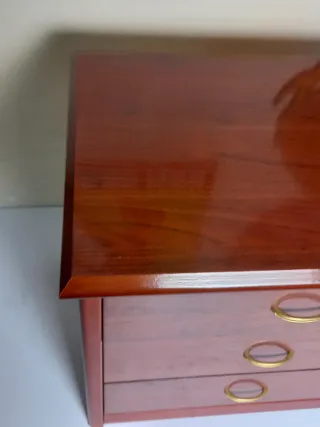 Mesa de noche de madera