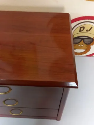 Mesa de noche de madera