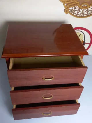 Mesa de noche de madera