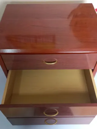 Mesa de noche de madera