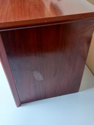 Mesa de noche de madera