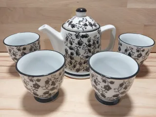 Juego de té de porcelana con diseño floral